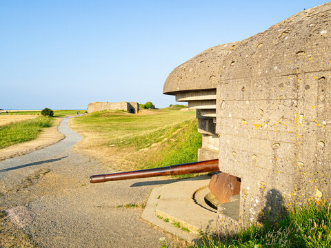 Casamata es una construcci&oacute;n muy s&oacute;lida, de hormig&oacute;n armado o piedra, que est&aacute; blindada y fortificada para resistir el ataque de bombas o artiler&iacute;a enemiga. Batterie de Longues-sur-Mer