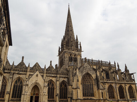 Iglesia Notre-Dame de Carentan, impresionante arquitectura rom&aacute;tica y g&oacute;tica en la Normand&iacute;a francesa, con un campanario en punta y arcos en la fachada, viajando en verano de 2022