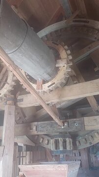 h&ouml;lzernes Getriebe aus Kammrad und Bunkler auf der Fl&uuml;gelwelle einer Bockwindm&uuml;hle 