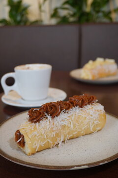 Doce Enroladinho de Coco e Doce de Leite com Caf&eacute;