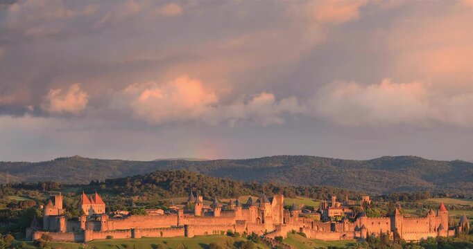 Cit&eacute; de Carcassonne au coucher du soleil au moment d'un orage