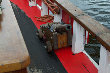 Obraz premium Cannon in a ship. A small four inch blank firing cannon used for historical reenactments or naval battles.