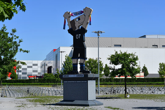 Germany, Paderborn, May 25. 2026, SC Paderborn 07 Home Deluxe Arena, &ldquo;Fanpoint,&rdquo; a 6.5-meter-tall, 40-ton sculpture depicting a soccer fan wearing an SCP scarf in the sky, artist Herman Reichold
