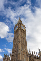 Obraz premium Big Ben clock tower against blue sky in London