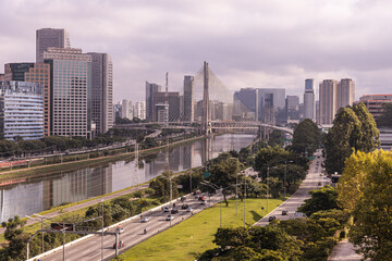 Fototapeta premium Ponte Estaiada e Rio Pinheiros em paisagem urbana de São Paulo