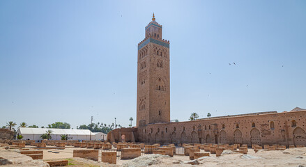 Obraz premium Famous Koutoubia Mosque minaret tower rising into a blue sky in Marrakech, Morocco