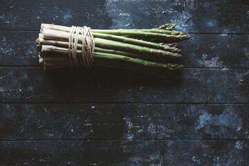 asparagi legati con lo spago su fondo scuro stile cinematic © Andrea