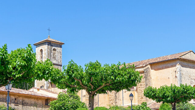 Eglise et clocher de Villecroze dans le Haut-Var au sud des gorges du Verdon
