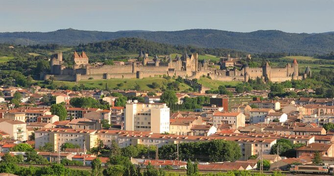 Un train de la SNCF passe devant la ville de Carcassonne