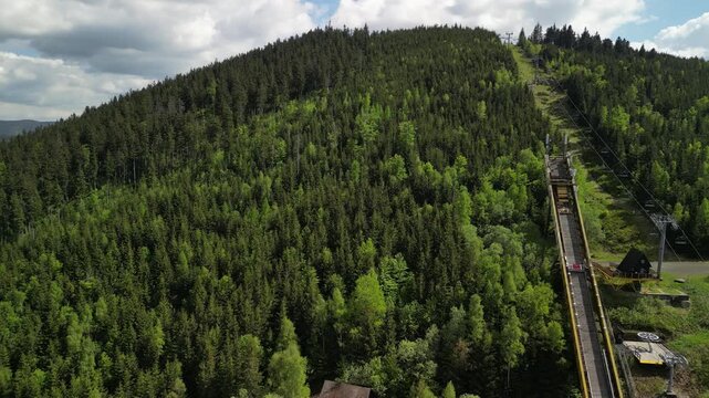 Harrachov - Chechy - miasto w Karkonoszach pięknie położone nagrane dronem z wysokości. Skocznia narciarska mamucia, g&oacute;ry, lasy, piękne widoki
