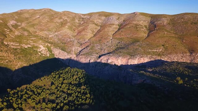 Sierra de Vall D'Ebo en el interior de Alicante , con cauce de rio torrencial entre acantilados enca&ntilde;onados de gran profundidad