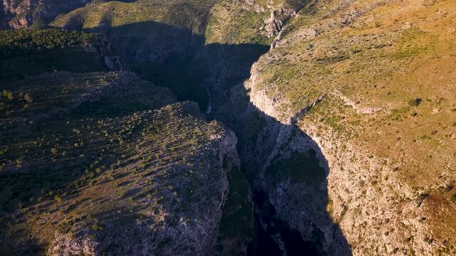 Vista cenital del cauce de un rio torrencial enca&ntilde;onado entre sierras en el interior de Alicante.