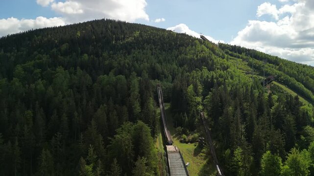 Harrachov - Chechy - miasto w Karkonoszach pięknie położone nagrane dronem z wysokości. Skocznia narciarska mamucia, g&oacute;ry, lasy, piękne widoki