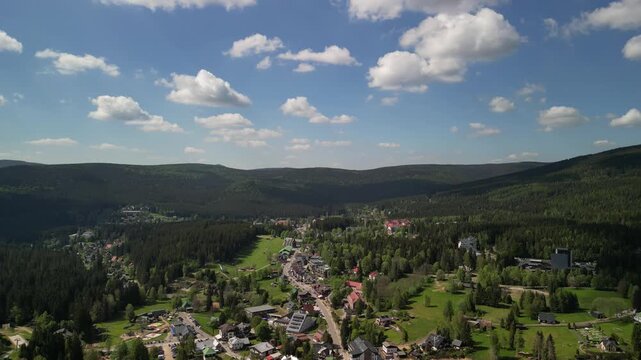 Szklarska Poręba - Polska - kości&oacute;ł i panorama miasta oraz Karkonoszy nagrana dronem z wysokości. G&oacute;ry, lasy, kości&oacute;ł, piękne widoki