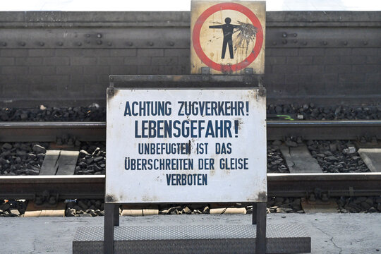 Warnschild, Lebensgefahr, &Uuml;berschreiten der Gleise, Bahnhof Zoo, Charlottenburg, Berlin, Deutschland