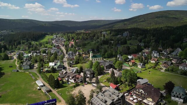 Szklarska Poręba - Polska - kości&oacute;ł i panorama miasta oraz Karkonoszy nagrana dronem z wysokości. G&oacute;ry, lasy, kości&oacute;ł, piękne widoki
