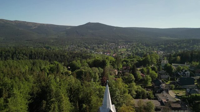 Szklarska Poręba - Polska - kości&oacute;ł i panorama miasta oraz Karkonoszy nagrana dronem z wysokości. G&oacute;ry, lasy, kości&oacute;ł, piękne widoki