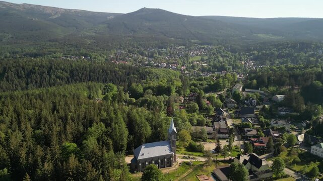 Szklarska Poręba - Polska - kości&oacute;ł i panorama miasta oraz Karkonoszy nagrana dronem z wysokości. G&oacute;ry, lasy, kości&oacute;ł, piękne widoki