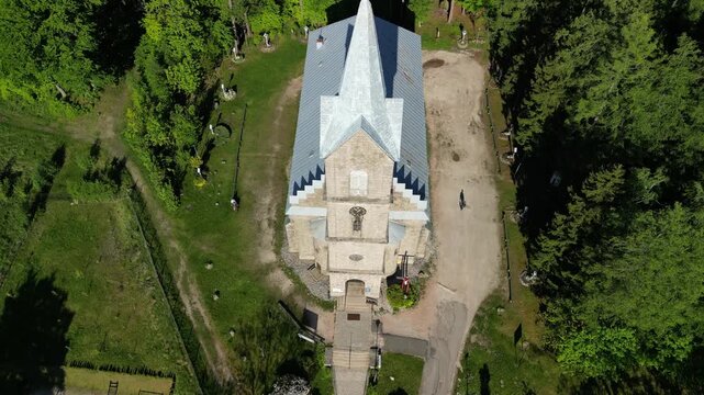 Szklarska Poręba - Polska - kości&oacute;ł i panorama miasta oraz Karkonoszy nagrana dronem z wysokości. G&oacute;ry, lasy, kości&oacute;ł, piękne widoki