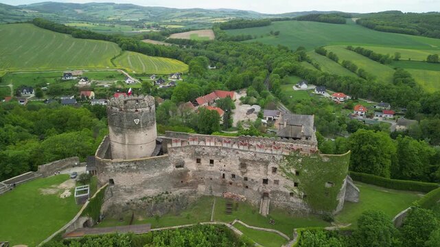Zamek Bolk&oacute;w - Polska - Pięknie położony zamek na Dolnym Sląsku. Film został nagrany dronem w jakości 4k. Zamek, zielone pola, lasy, g&oacute;ry, miasto pod zamkiem