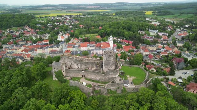 Zamek Bolk&oacute;w - Polska - Pięknie położony zamek na Dolnym Sląsku. Film został nagrany dronem w jakości 4k. Zamek, zielone pola, lasy, g&oacute;ry, miasto pod zamkiem