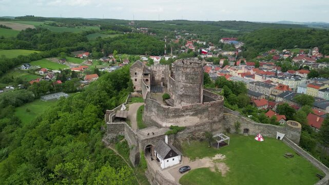Zamek Bolk&oacute;w - Polska - Pięknie położony zamek na Dolnym Sląsku. Film został nagrany dronem w jakości 4k. Zamek, zielone pola, lasy, g&oacute;ry, miasto pod zamkiem
