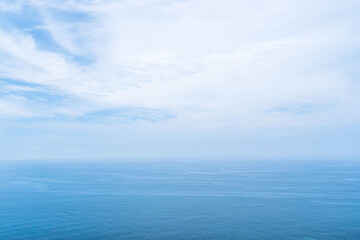 Fototapeta premium 初夏の霞んだ空と穏やかに広がる海01