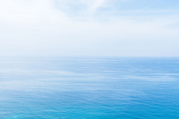 初夏の霞んだ空と穏やかに広がる海01 © スタジオ　スパロウ