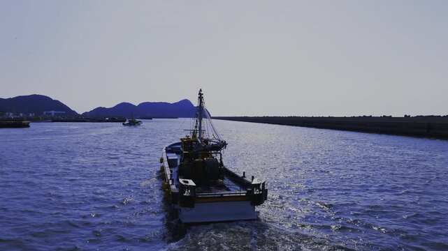 Aerial View of Minoshima Fishing Port, Japan&rsquo;s Top Hairtail Landing Site &ndash; Arida, Wakayama　太刀魚の水揚げ量日本一「箕島漁港」空撮映像　和歌山県有田市