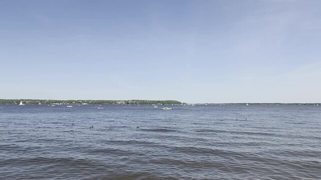 
motor&oacute;wki i żagl&oacute;wki płynące po jeziorze
motorboats and sailboats sailing on the lake