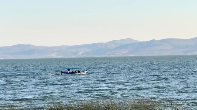 lancha en movimiento en lago de Chapala en Jalisco