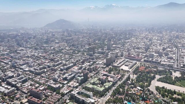 Vista a&eacute;rea Santiago Centro desde zona Universidad de Chile BEAUCHEF soleado con dron