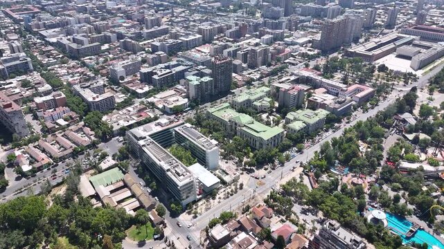 Vista a&eacute;rea zona Universidad de Chile BEAUCHEF soleado con dron