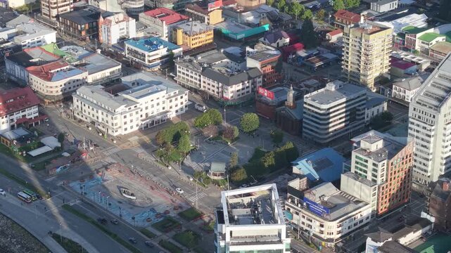 Vista a&eacute;rea plaza de armas Puerto montt, soleado al amanecer