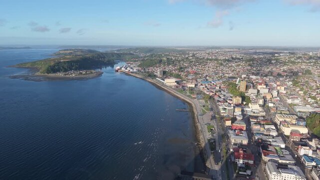 Vista a&eacute;rea puerto montt zona puerto y costanera al amanecer, despejado