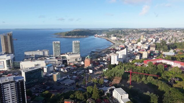 Vista a&eacute;rea centro de puerto montt, soleado al amanecer