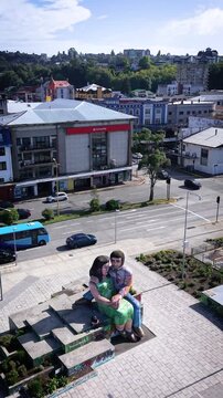 Vista a&eacute;rea dolly out monumento enamorados Puerto Montt