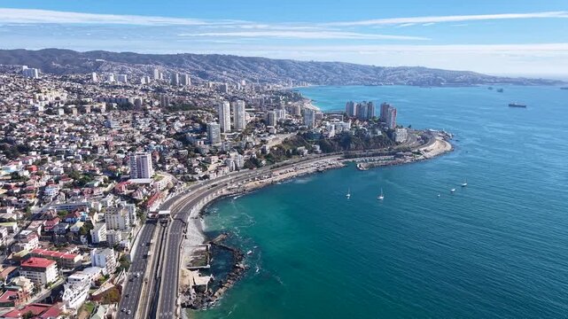 Vista a&eacute;rea de Caleta Abarca, tarde de playa soleada en Vi&ntilde;a del mar