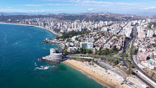 Vista a&eacute;rea de Caleta Abarca, tarde de playa soleada en Vi&ntilde;a del mar