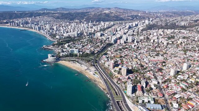 Vista a&eacute;rea de Caleta Abarca, tarde de playa soleada en Vi&ntilde;a del mar