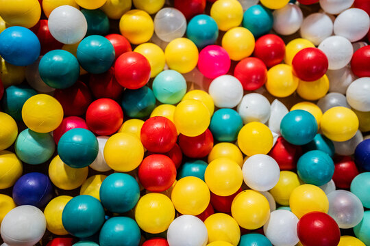 Fondo de pelotas pl&aacute;sticas multicolores en piscina infantil recreativa