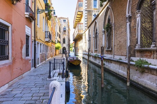 Deserted alley along the canal due to the Corona pandemic, Venice, Veneto, Italy