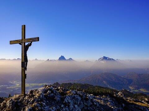 Summit cross of the Berchtesgadener Hochthron, Untersberg, behind Watzmann and Hochkalter, Berchtesgadener Alps, Marktschellenberg, Berchtesgadener Land, Upper Bavaria, Bavaria, Germany