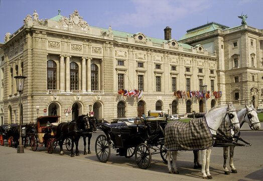 Neue Hofburg with horse-drawn carriages, Heldenplatz, Vienna, Austria
