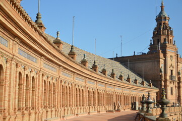 Fototapeta premium Arquitectura neomudéjar detallada de la Plaza de España en Sevilla, España