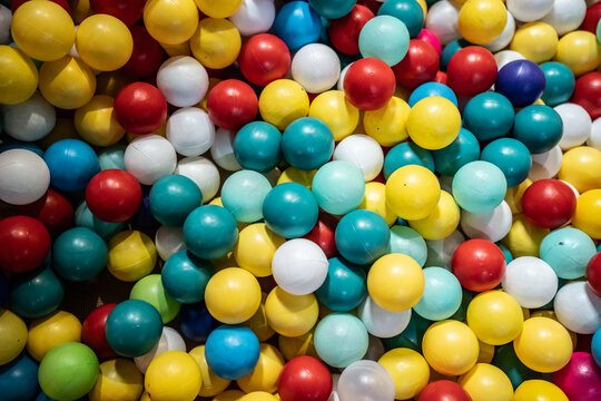 Fondo colorido de pelotas pl&aacute;sticas en piscina infantil recreativa y divertida