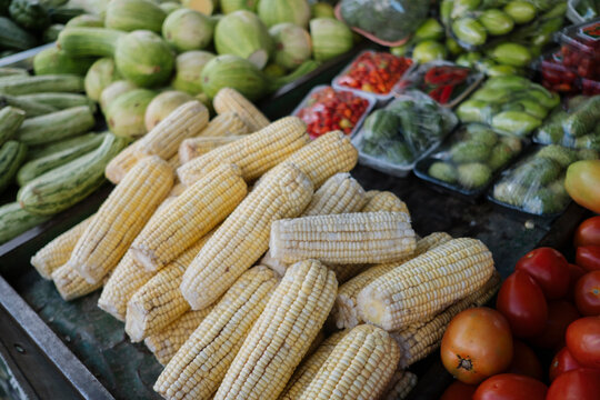 Milho, abobrinha e tomate em feira livre / mercado no Brasil