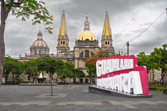 Catedral Metropolitana de Guadalajara y la Plaza de la Liberaci&oacute;n con su letrero tur&iacute;stico.
