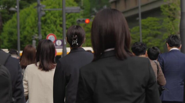 朝の通勤する女性ビジネスマンの後ろ姿のスローモーション　東京