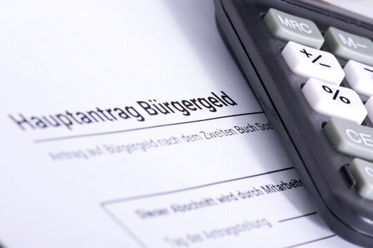 Nahaufnahme Formular Antrag auf B&uuml;rgergeld und ein Taschenrechner